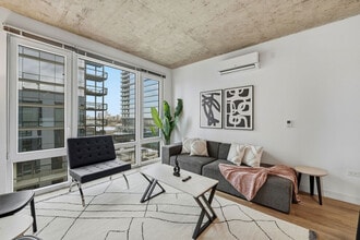 Building Photo - 853 W Blackhawk St