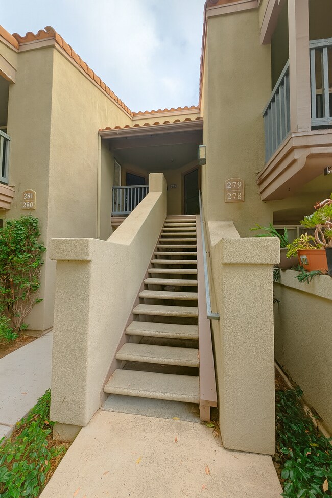 Foto del edificio - MOVE-IN READY – 1-BEDROOM CONDO IN TUSTIN ...