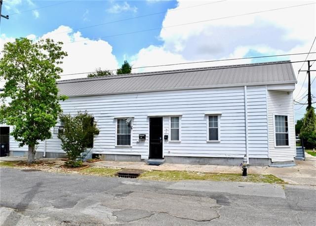 Primary Photo - 2200 Valence St