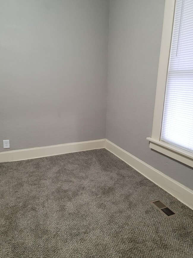 Building Photo - 2 Bedroom, 1 Bath House