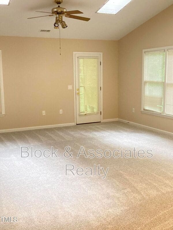 Foto del edificio - 400 Creekway Dr