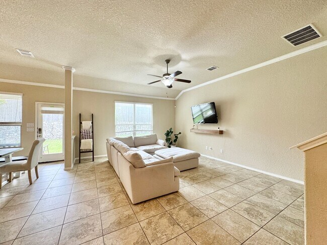 Building Photo - Spacious & Versatile Floor Plan in Prime S...