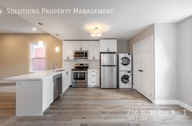 Photo du bâtiment - **Main Floor 3 Bedroom Victorian Stunner**