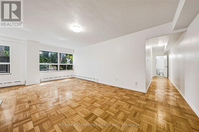 Building Photo - 325 A James St S