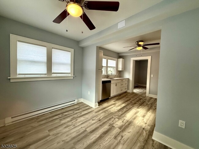 Foto del edificio - 319 Lathrop Ave