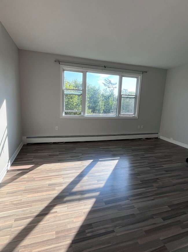 Building Photo - SPACIOUS RENOVATED TWO BEDROOM APARTMENT - COLE HARBOUR