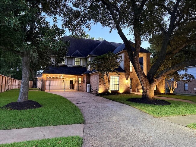 Building Photo - 1715 Country Squire Dr