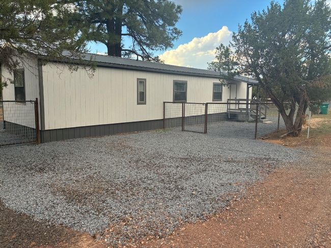 Building Photo - 1010 Cedar Dr