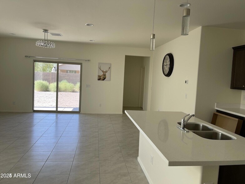 Foto del edificio - 1585 E Kingman Pl