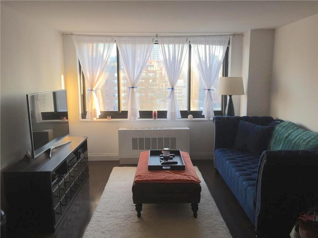 Foto principal - 210 E 73rd St