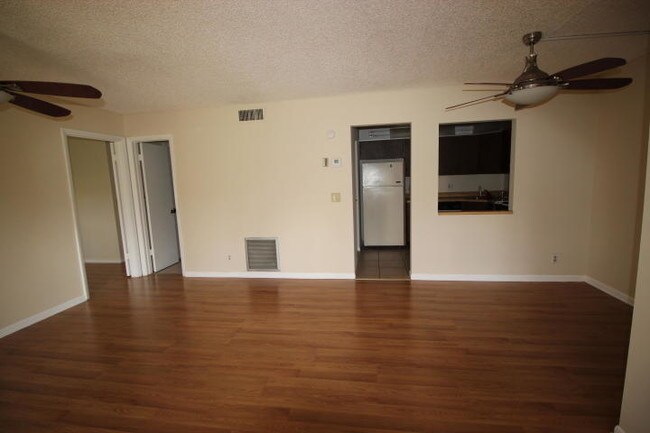 Building Photo - 1/1 Condo in Pine Ridge