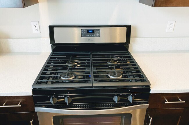 Gas stove - 5985 185th Ct NE