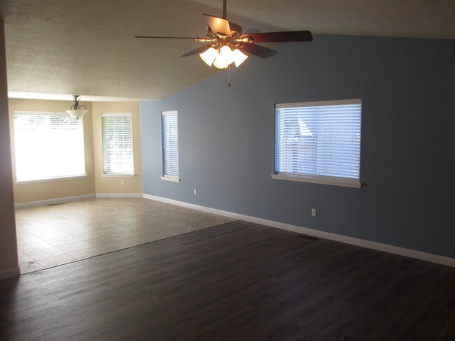 Building Photo - Large Three Bedroom Home in Stayton