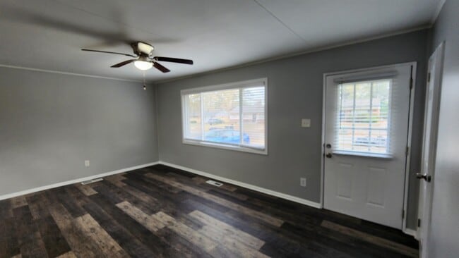 Foto del edificio - 395 Mineral Rd