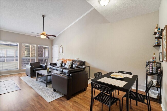 Foto del edificio - 807 W 25th St