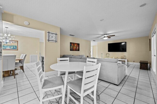 Foto del edificio - 13724 Lilac Pl