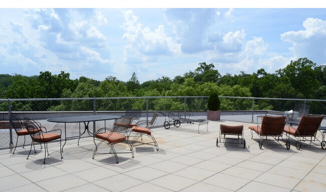 Foto del edificio - 4200 Cathedral Ave NW