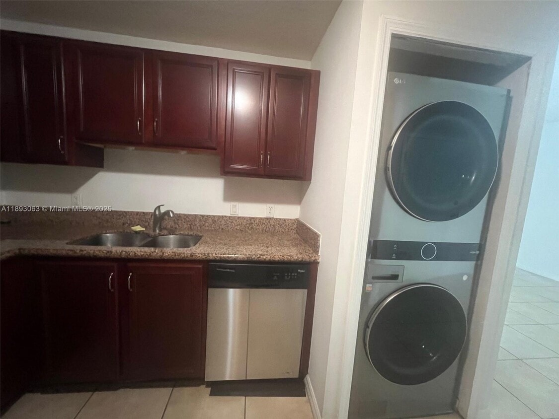 Foto principal - 5271 SW 8th St