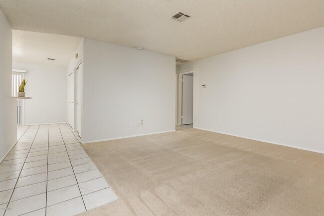 Foto del edificio - 10807 W Northern Ave
