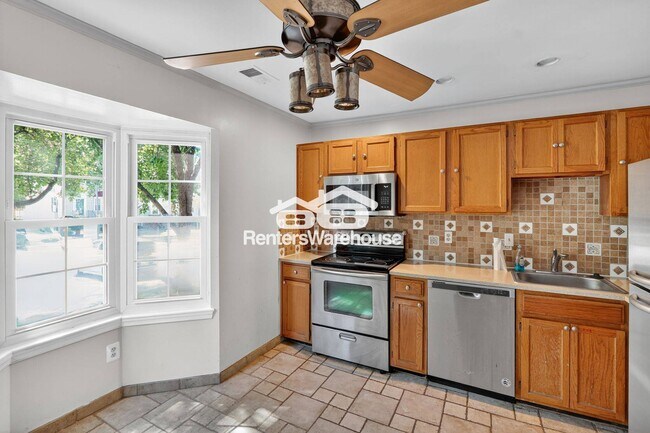 Foto del edificio - 16329 Taconic Cir