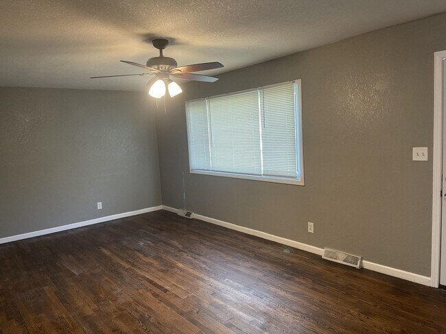 Foto del edificio - COMING SOON: Bright 3-Bed Home with Spacio...
