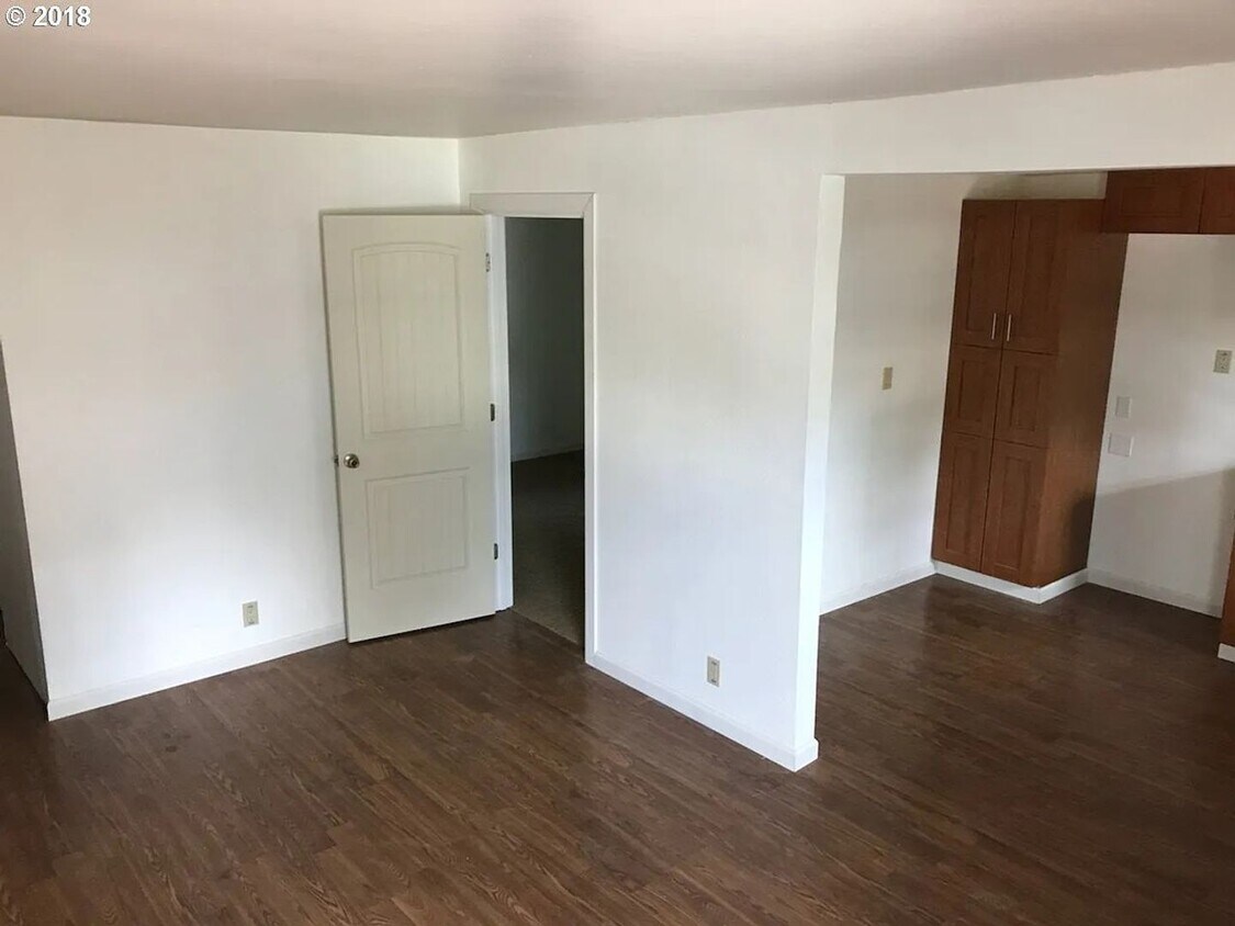 Foto del edificio - CHARMING ONE LEVEL HOME W/ GARAGE! W/S/G INCLUDED!