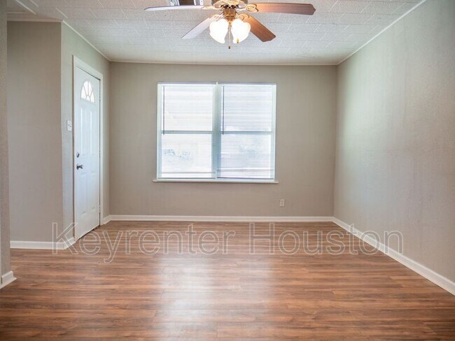 Foto del edificio - 1307 Birchwood Dr