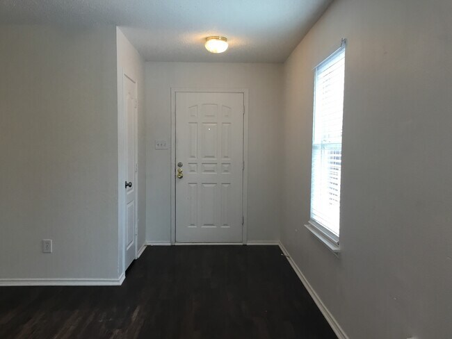 Building Photo - 902 Pryor Dr