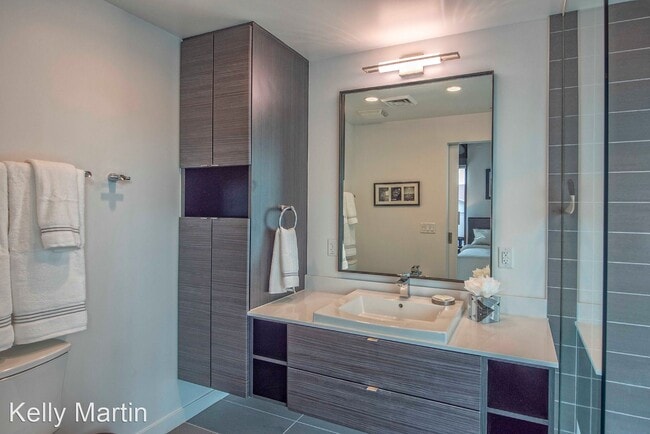 Building Photo - 1 br, 1 bath House - 100 W. Portland #504