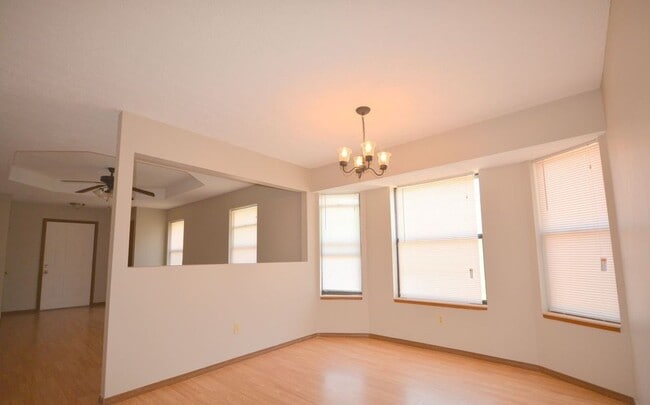 Building Photo - 533 W Edgewood St