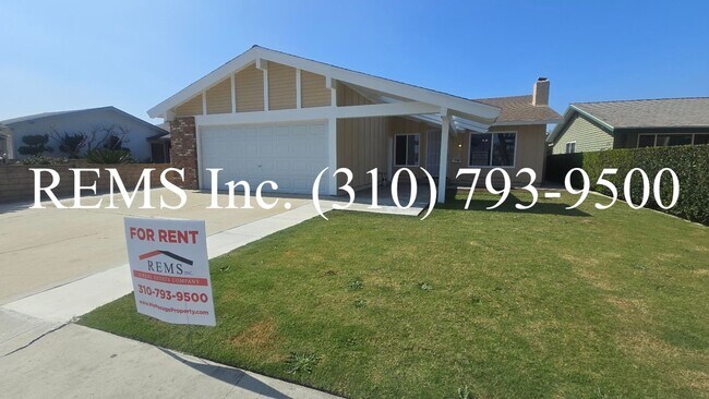 Foto del edificio - Fully Remodeled Single Family Home with Garage and Private Yard