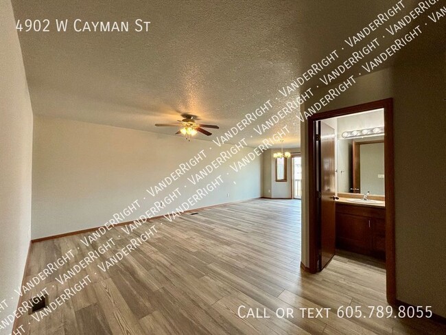 Building Photo - 4902 W Cayman St
