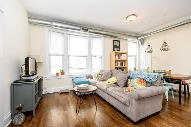 Building Photo - Top Floor 2bd/1bth Ukrainian Village, Avail August 1st!