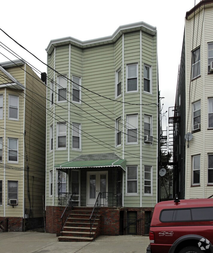 Building Photo - 162 Highland Ave