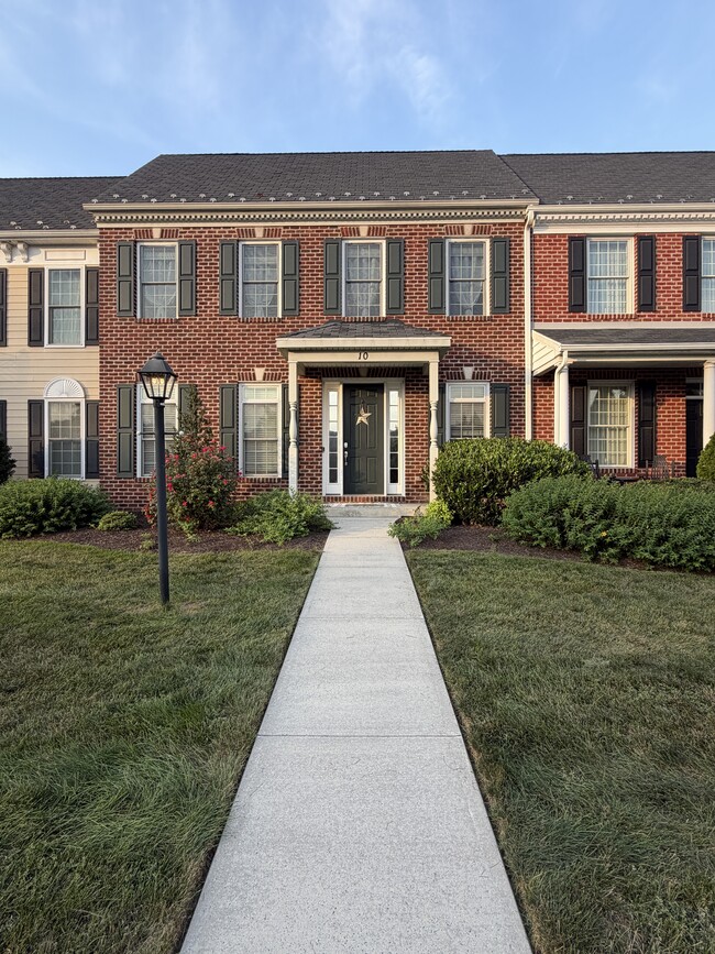 Building Photo - 10 Jamestown Sq