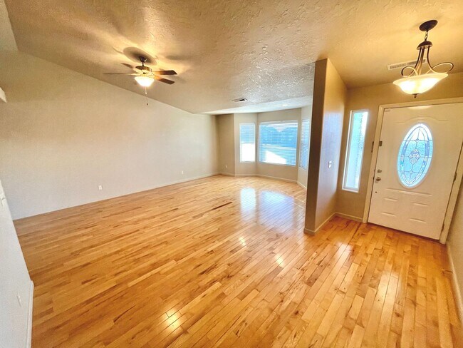 Building Photo - 4 Bedroom, 2 Bath