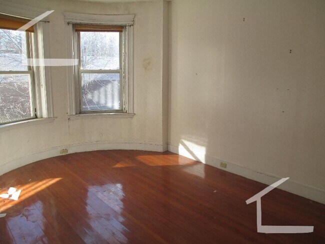 Foto del edificio - 4 BR Apartment_Brookline_Students Welcome