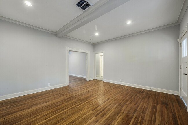 Building Photo - 1128 W Pierce
