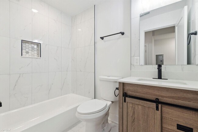 Foto del edificio - 2 br, 1 bath Triplex - 2554 FRANKFORD AVE ...