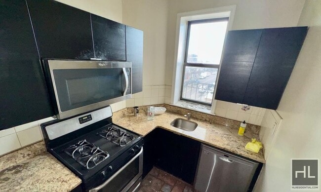 Building Photo - 36 AVENUE