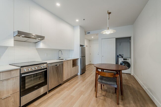 Building Photo - 1230 R. Bishop