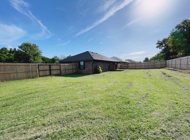Foto del edificio - Fenced yard/Storage building/Close to coll...