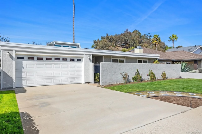 Building Photo - STUNNING HOME WITH GOLF COURSE VIEW IN WHI...