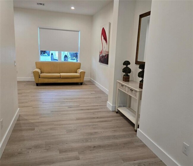 Foto del edificio - 106 Lake Dr