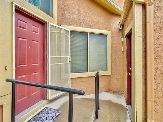 Foto del edificio - 440 Autumn Ridge Cir