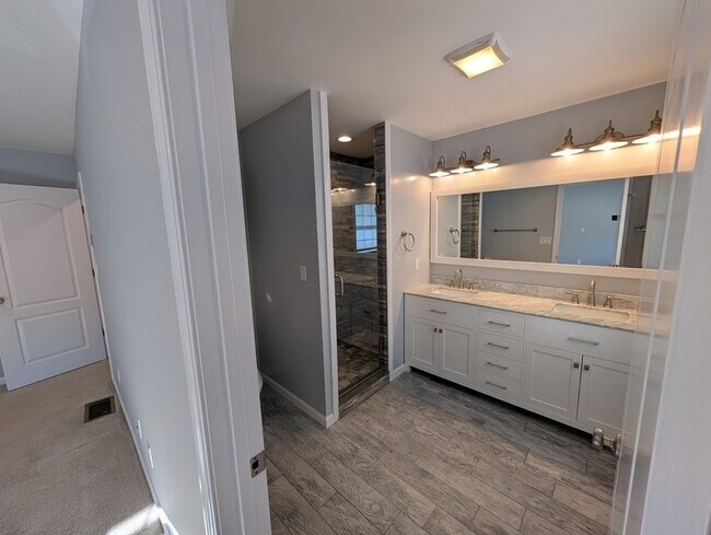 Foto del edificio - 227-229-229 River Rd