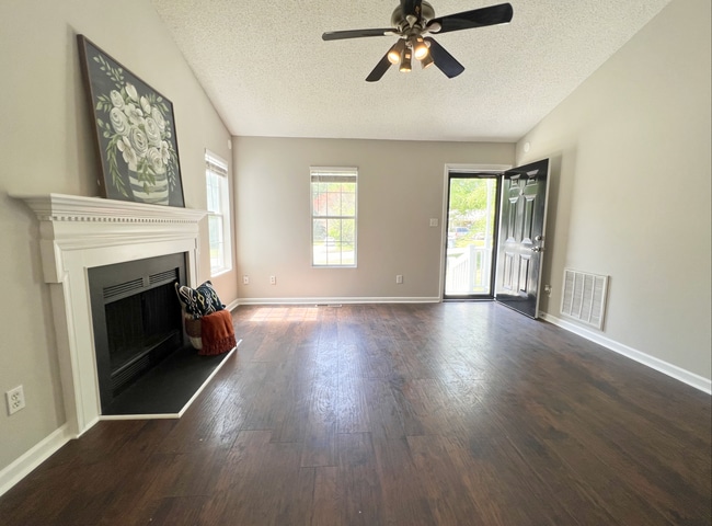 Building Photo - Lovely 3bd 2ba  In the heart of Wake Fores...