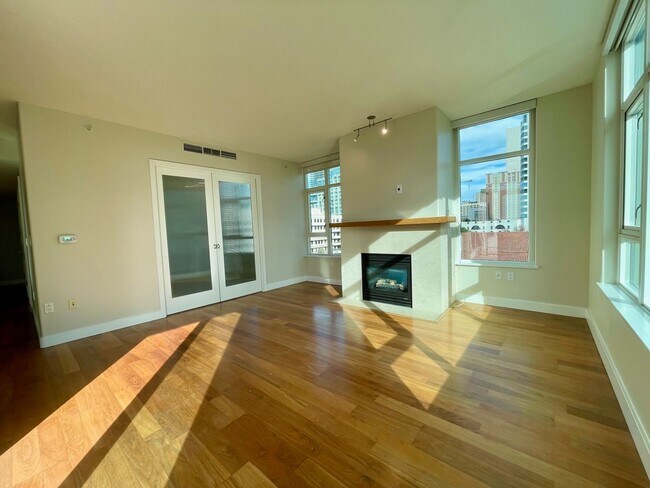 Building Photo - 2 Bedroom- 2 Bathroom Single Story Condo o...