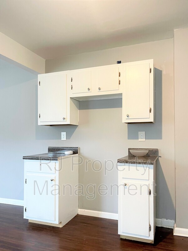 Building Photo - 802 Cella St