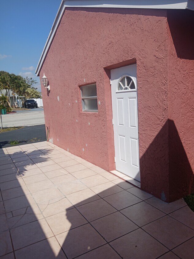 Foto del edificio - 6210 NW 199th St